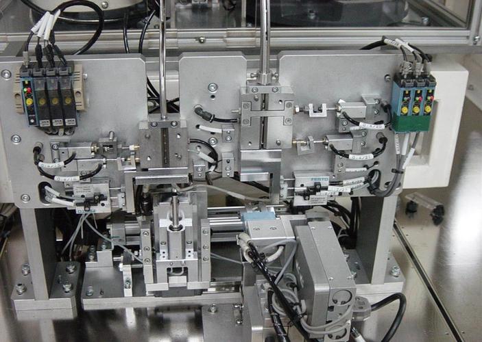 公司依靠先進(jìn)自動(dòng)化技術(shù)支持,獨(dú)立開(kāi)發(fā)多種自動(dòng)化專機(jī)及